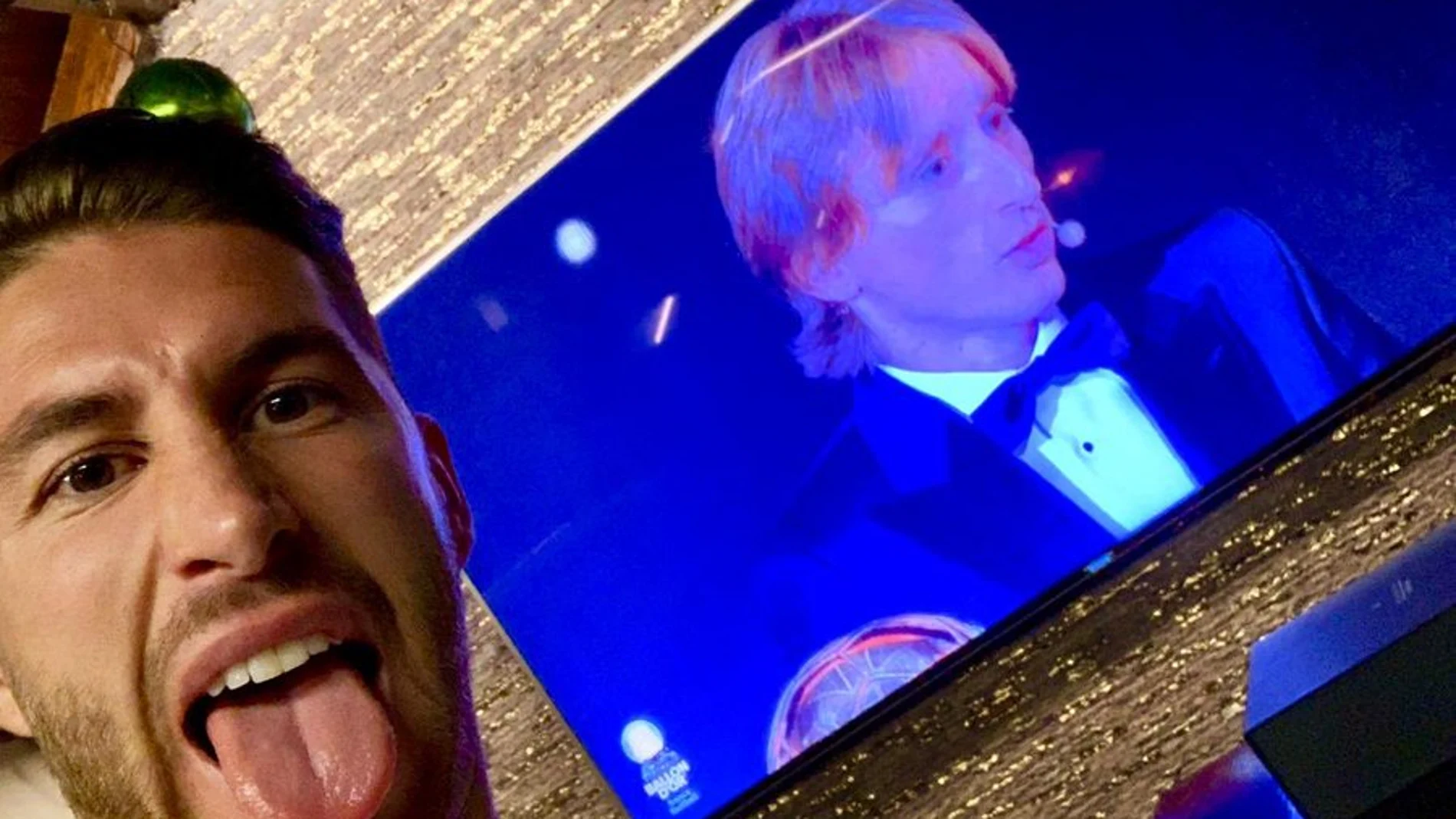 Sergio Ramos felicita a Luka Modric por el Balón de Oro Sergio Ramos felicita a Luka Modric por el Balón de Oro