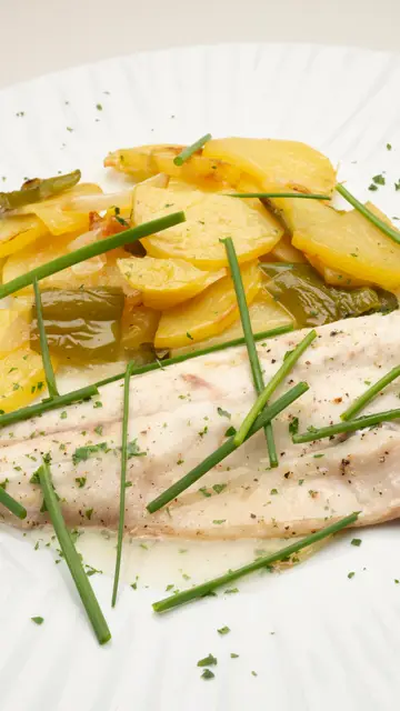 Lubina con patatas panaderas. Lubina con patatas panaderas.