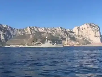 Fragata con el himno de España al pasar ante Gibraltar Fragata con el himno de España al pasar ante Gibraltar