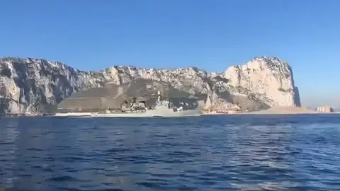 Fragata con el himno de España al pasar ante Gibraltar Fragata con el himno de España al pasar ante Gibraltar