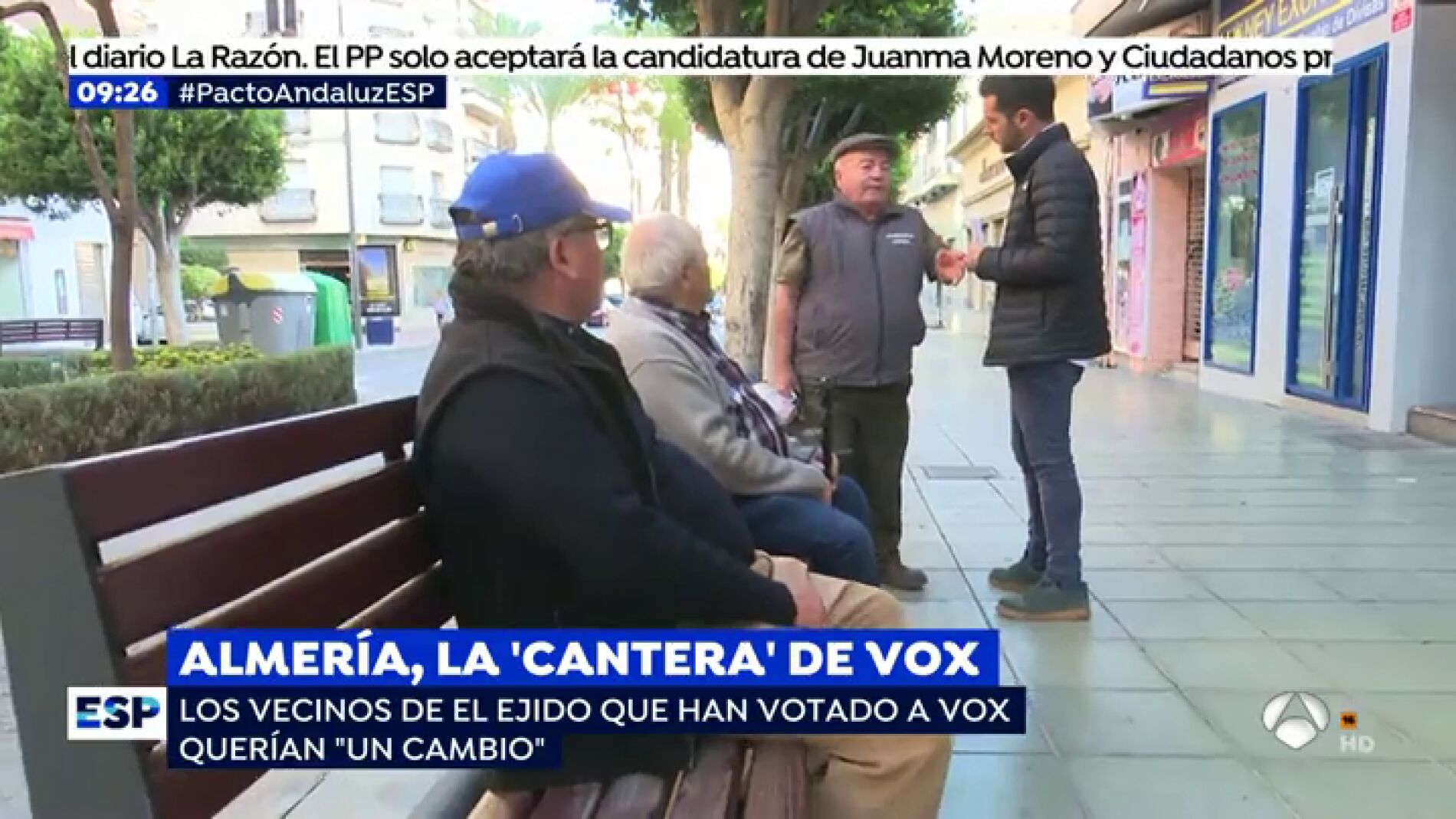 Los vecinos de Almer&iacute;a reclaman un cambio apoyando a VOX: "El que trabaja, que se quede y el que no, que se vaya a Marruecos"