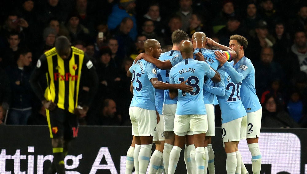 Los futbolistas del Manchester CIty celebran el gol