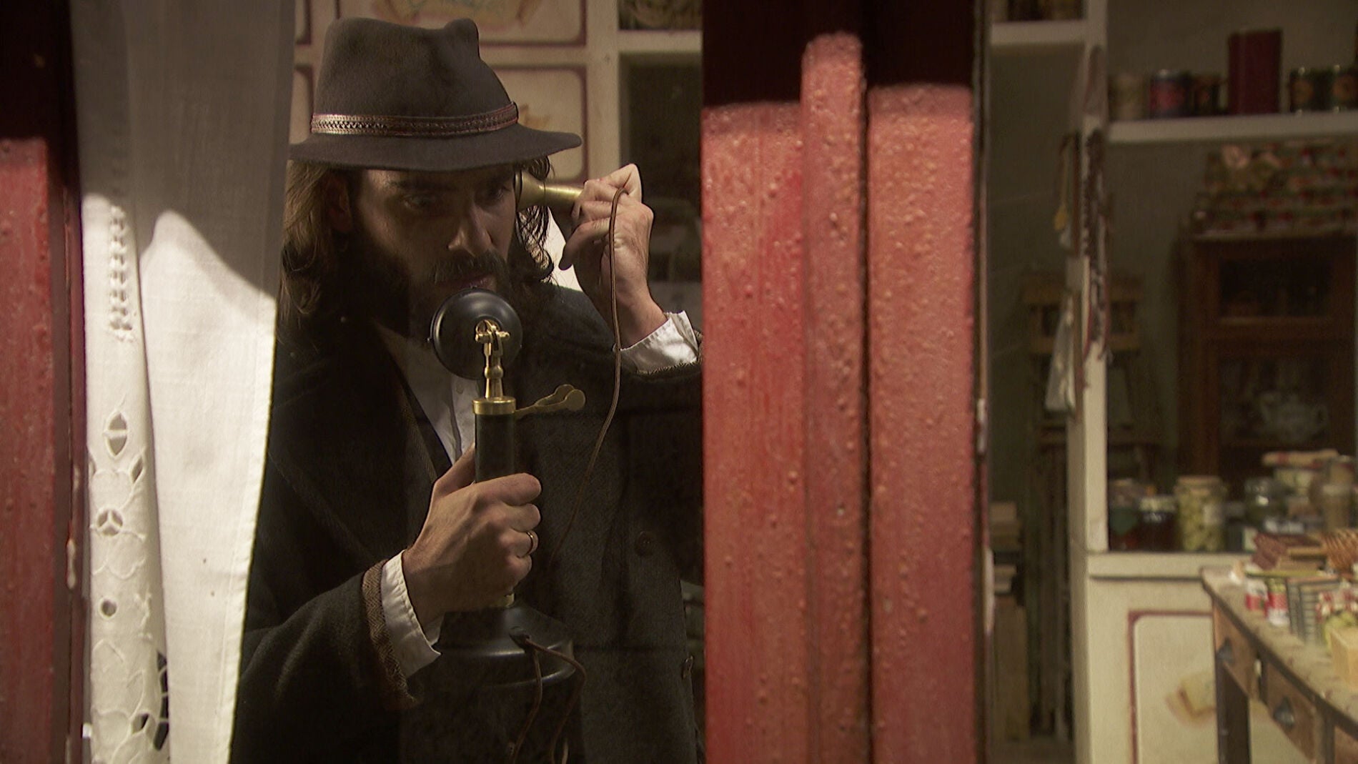 Isaac llama al sanatorio para resolver sus dudas 