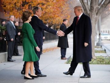 El presidente Trump visita a la familia Bush tras la muerte de George H.W. Bush