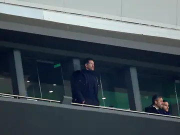 Simeone ve el partido del Atlético desde la grada Simeone ve el partido del Atlético desde la grada