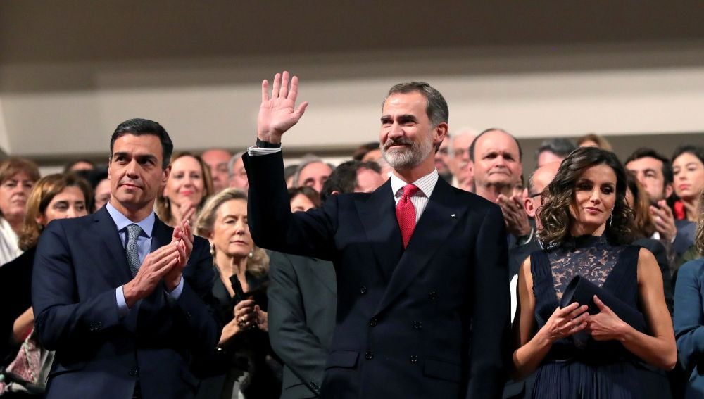 Los reyes Felipe y Letizia junto al presidente del Gobierno, Pedro Sánchez