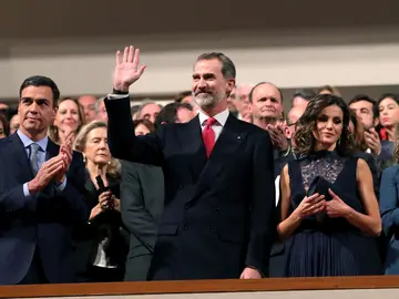 Los reyes Felipe y Letizia junto al presidente del Gobierno, Pedro Sánchez Los reyes Felipe y Letizia junto al presidente del Gobierno, Pedro Sánchez