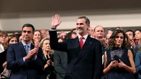Los reyes Felipe y Letizia junto al presidente del Gobierno, Pedro Sánchez Los reyes Felipe y Letizia junto al presidente del Gobierno, Pedro Sánchez