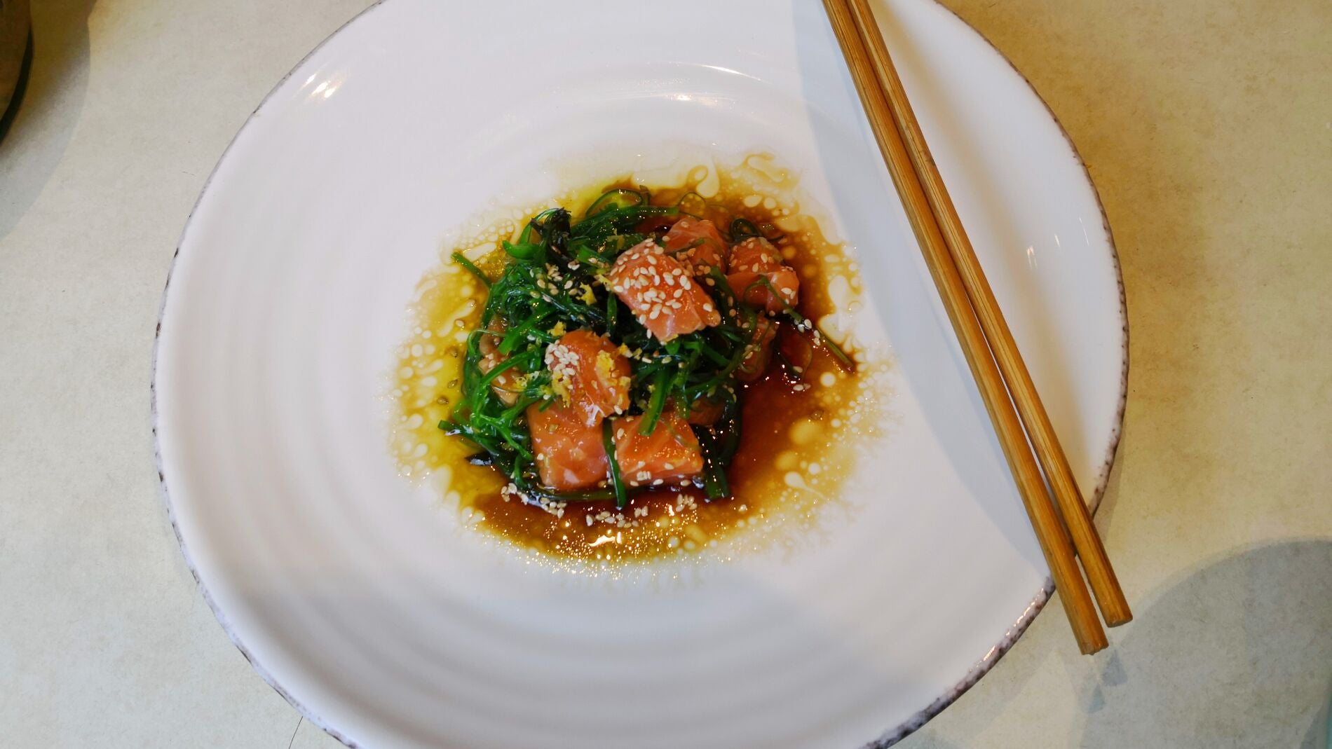 Ensalada de salm&oacute;n y alga wakame