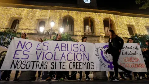 Concentraciones para apoyar a la víctima de 'La Manada' Concentraciones para apoyar a la víctima de 'La Manada'