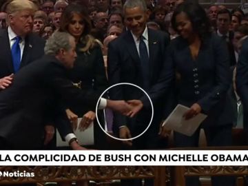 La historia detrás del caramelo que Bush da a Michelle Obama en el funeral de su padre