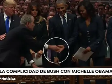 La historia detrás del caramelo que Bush da a Michelle Obama en el funeral de su padre La historia detrás del caramelo que Bush da a Michelle Obama en el funeral de su padre