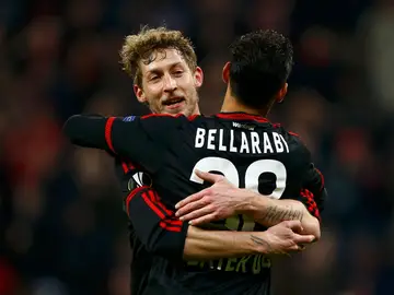 Stefan Kiessling abraza a Bellarabi Stefan Kiessling abraza a Bellarabi