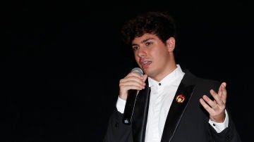 Alfred durante la presentación