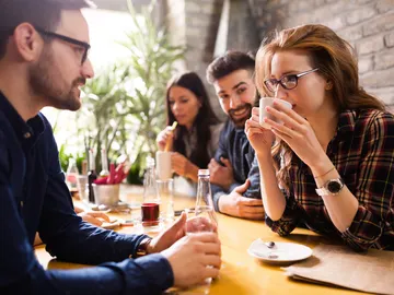 Amigos en bar Amigos en bar