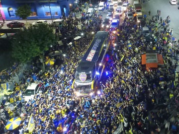 El autobús de Boca Juniors camino al aeropuerto para viajar a Madrid