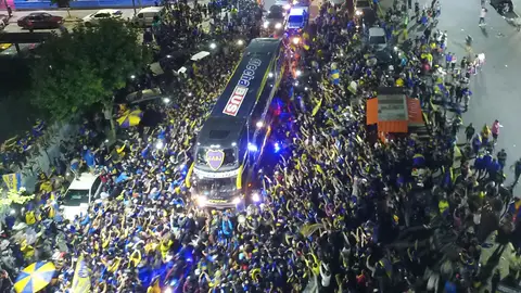 El autobús de Boca Juniors camino al aeropuerto para viajar a Madrid El autobús de Boca Juniors camino al aeropuerto para viajar a Madrid