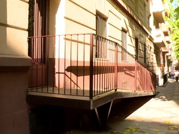 Vecinos de un edificio se enfrentan al Ayuntamiento de Madrid por una rampa de acceso 