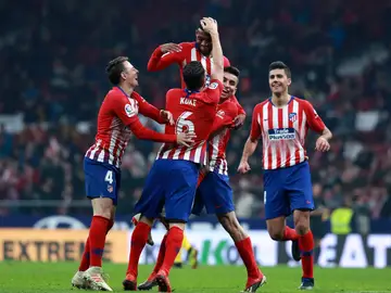 Los jugadores del Atlético felicitan a Lemar tras su gol Los jugadores del Atlético felicitan a Lemar tras su gol