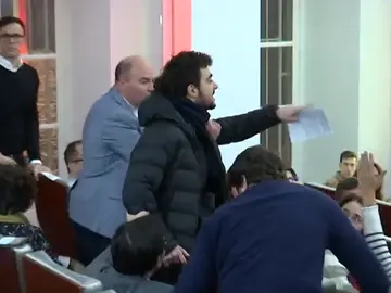 Un alborotador interrumpen un acto de Borrell con Sociedad Civil Catalana Un alborotador interrumpen un acto de Borrell con Sociedad Civil Catalana