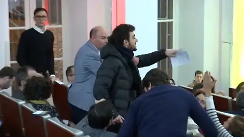 Un alborotador interrumpen un acto de Borrell con Sociedad Civil Catalana Un alborotador interrumpen un acto de Borrell con Sociedad Civil Catalana