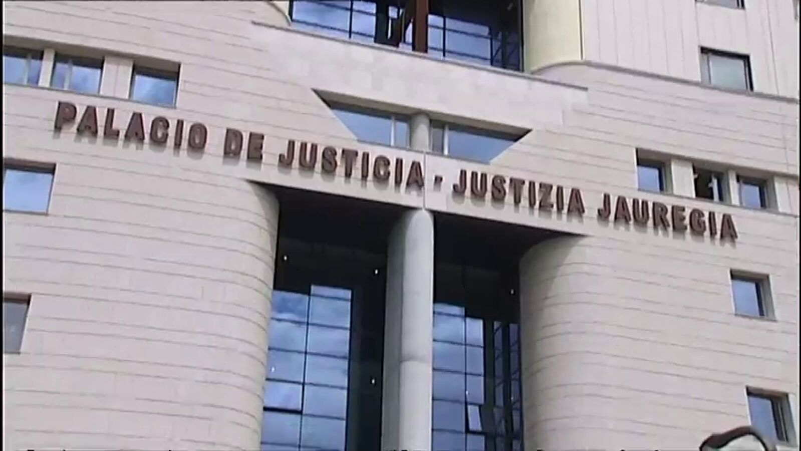 Los políticos apoyan a la víctima de 'La Manada' y piden una reforma de la ley