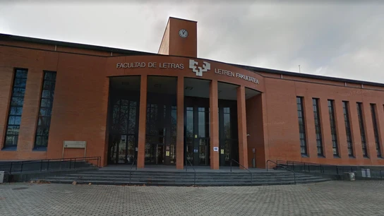 Fachada de la Facultad de Letras de la Universidad de Vitoria Fachada de la Facultad de Letras de la Universidad de Vitoria