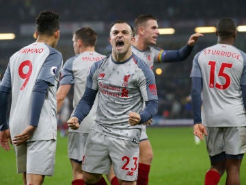 Shaqiri mira a los aficionados del Liverpool para celebrar su gol