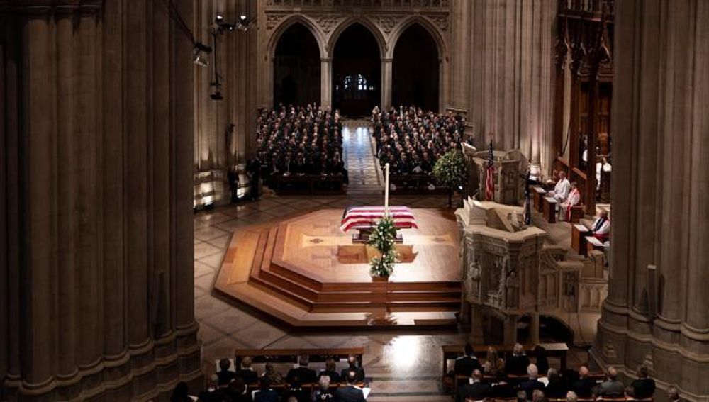 Vista del ataúd en el servicio funerario estatal del expresidente de los Estados Unidos, George H.W. Bush