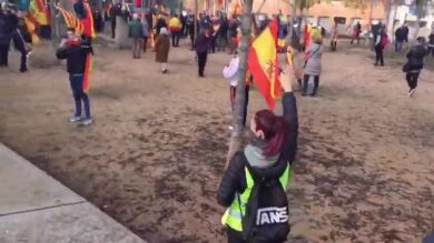 Entre 100 y 150 asistentes simpatizantes de Vox apoyan la Constitución en Girona