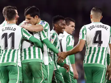 Los futbolistas del Betis se felicitan tras el gol Los futbolistas del Betis se felicitan tras el gol