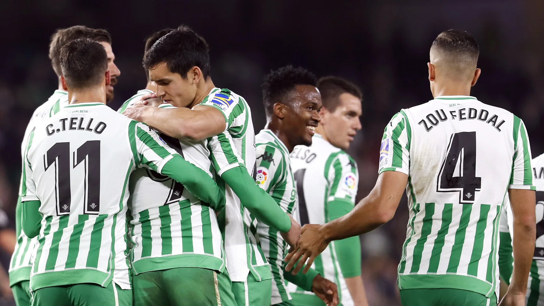 Los futbolistas del Betis se felicitan tras el gol Los futbolistas del Betis se felicitan tras el gol