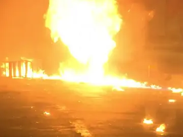 Graves disturbios en Atenas por el aniversario del menor asesinado por un policía Graves disturbios en Atenas por el aniversario del menor asesinado por un policía