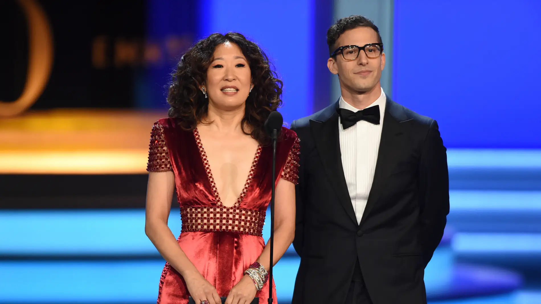 Sandra Oh y Andy Samberg, presentadores de los Globos de Oro 2019