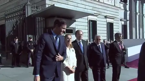 Silbidos a la llegada de Pedro Sánchez al Congreso Silbidos a la llegada de Pedro Sánchez al Congreso