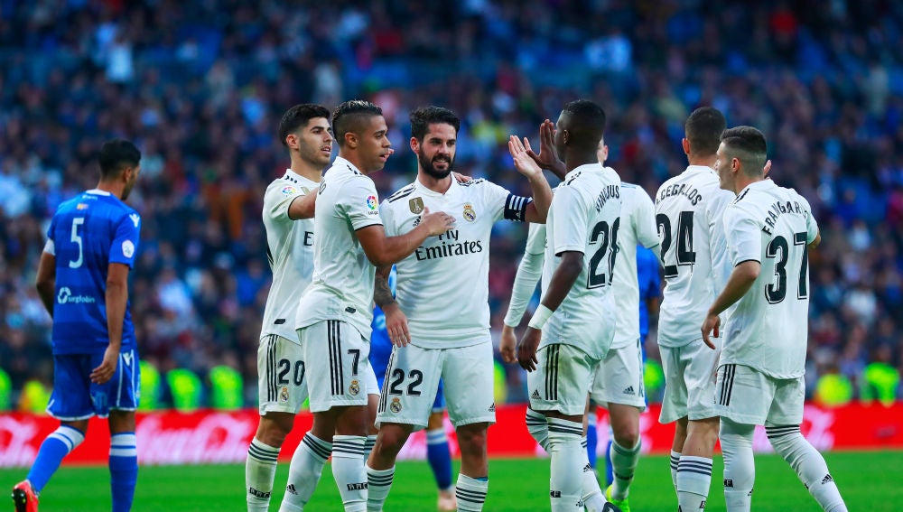 Los futbolistas del Real Madrid celebran un gol