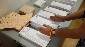 Papeletas electorales durante unas elecciones Papeletas electorales durante unas elecciones