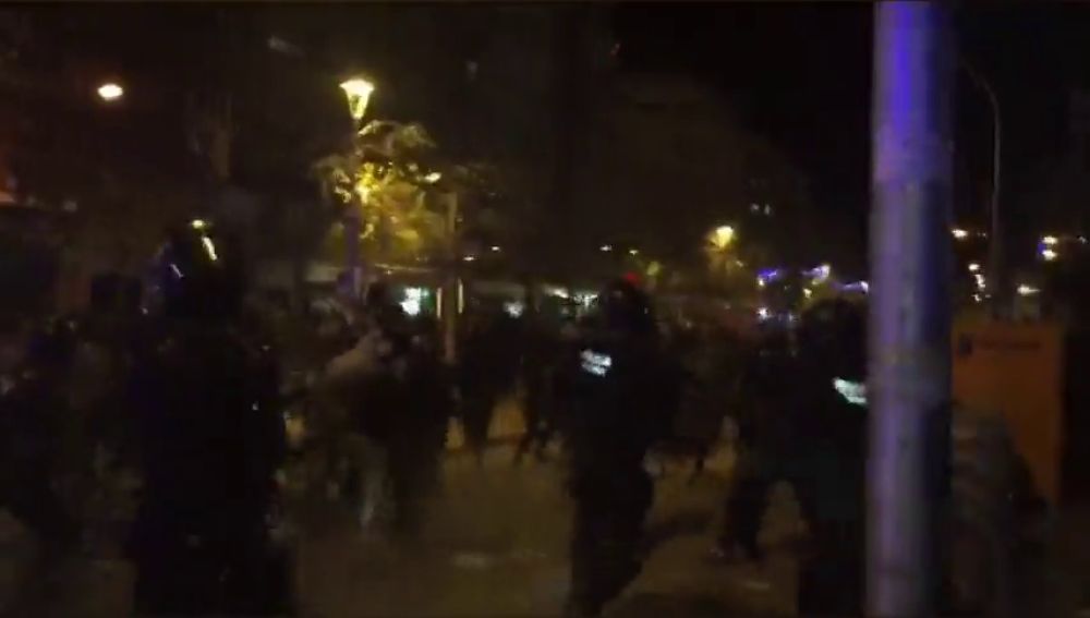 Los Mossos cargan contra manifestantes contrarios a un acto de Vox en Terrassa