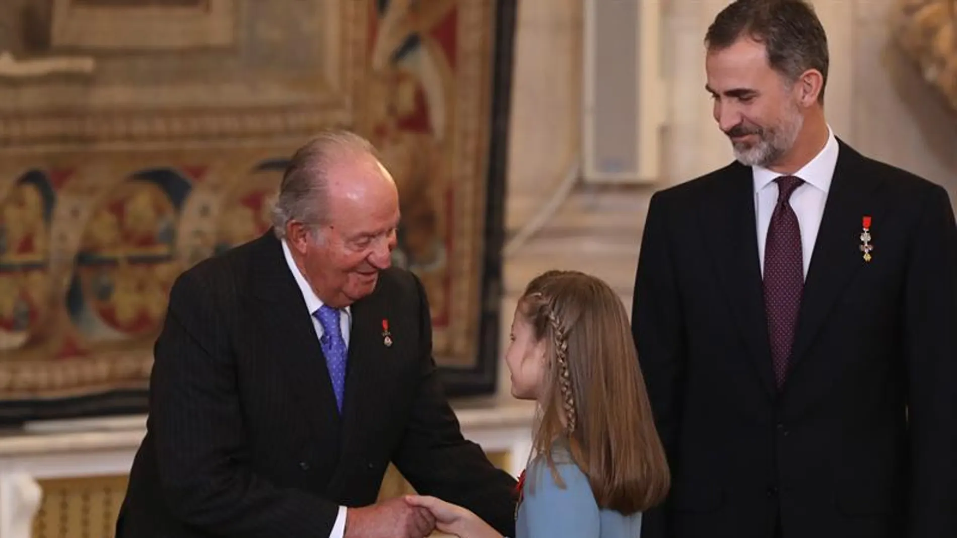 El Rey emérito Juan Carlos I, la princesa de Asturias, Leonor de Borbón, y el Rey Felipe VI El Rey emérito Juan Carlos I, la princesa de Asturias, Leonor de Borbón, y el Rey Felipe VI