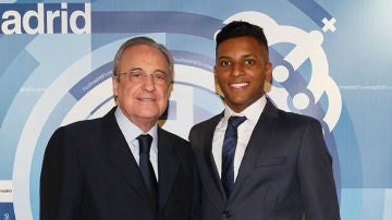 Florentino Pérez y Rodrygo, en el Bernabéu