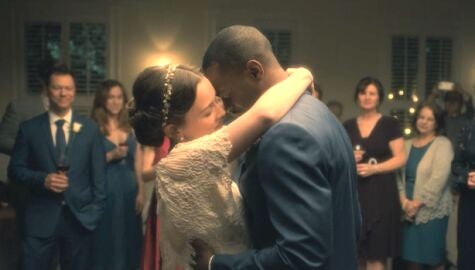 Nell (Victoria Pedretti) y Arthur (Jordane Christie) en 'La Maldición de Hill House