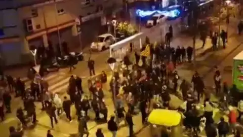 Cinco mossos y dos manifestantes heridos tras las cargas policiales en Terrassa Cinco mossos y dos manifestantes heridos tras las cargas policiales en Terrassa