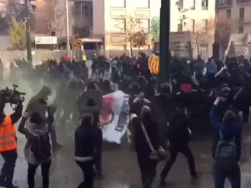 Enfrentamientos en Girona entre manifestantes antifascistas y mossos d'esquadra Enfrentamientos en Girona entre manifestantes antifascistas y mossos d'esquadra
