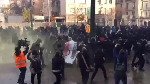 Enfrentamientos en Girona entre manifestantes antifascistas y mossos d'esquadra Enfrentamientos en Girona entre manifestantes antifascistas y mossos d'esquadra