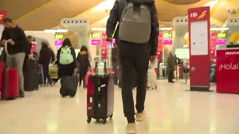 La policía dispondrá de los datos de los pasajeros de los aviones para cruzarlos con sus ficheros La policía dispondrá de los datos de los pasajeros de los aviones para cruzarlos con sus ficheros