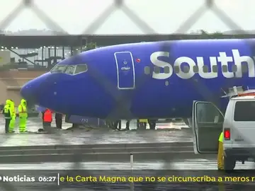 Un avión se sale de la pista de aterrizaje durante una maniobra en California Un avión se sale de la pista de aterrizaje durante una maniobra en California