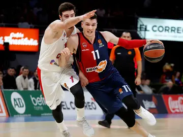 Matt Janing conduce el balón Matt Janing conduce el balón
