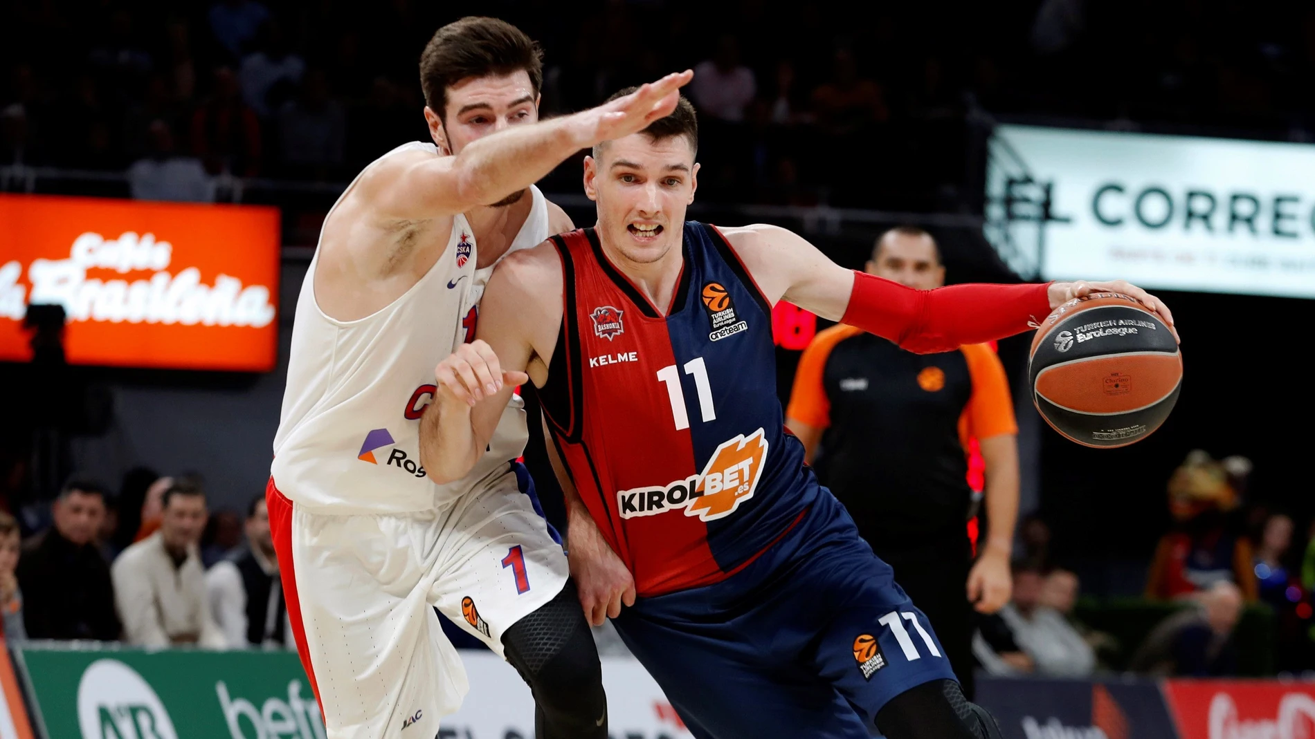 Matt Janing conduce el balón Matt Janing conduce el balón