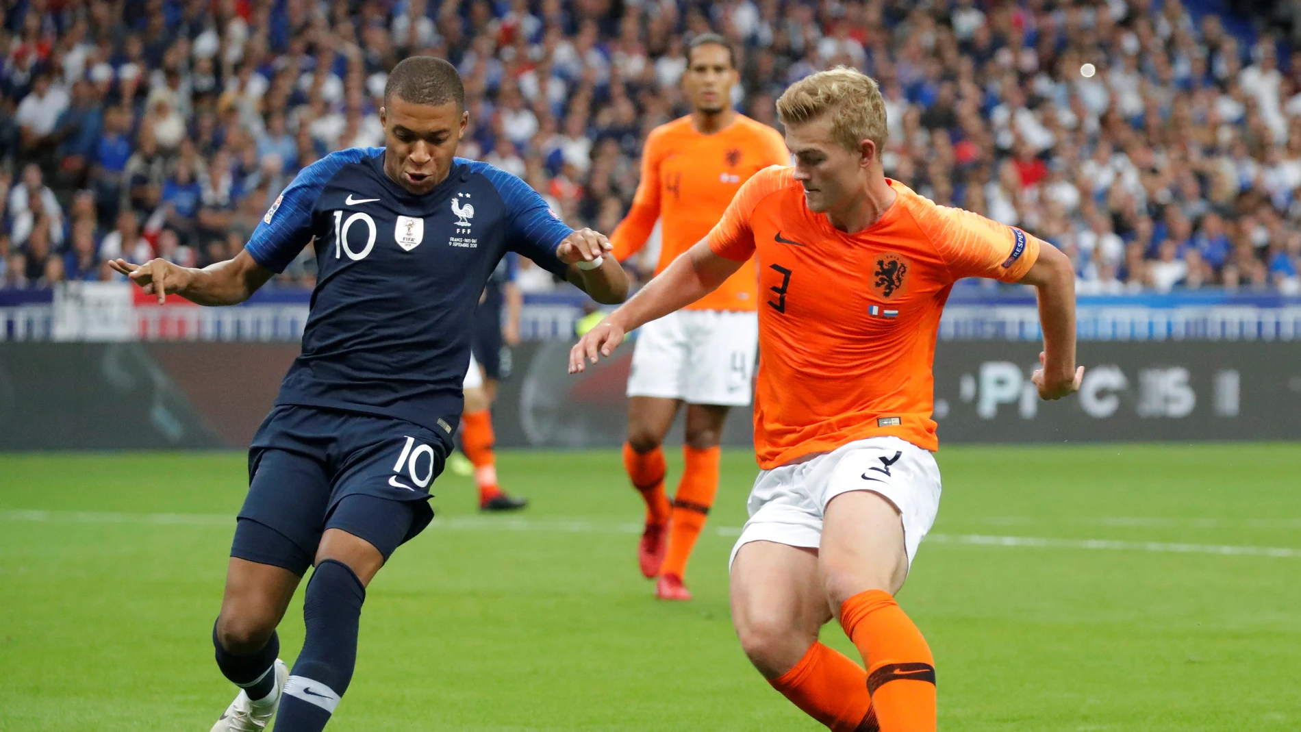 Frenkie de Jong y Mbappé luchan por el balón Frenkie de Jong y Mbappé luchan por el balón