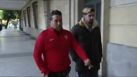 'La Manada' acude a firmar a los juzgados en vísperas de la decisión de la Fiscalía sobre su ingreso a prisión 'La Manada' acude a firmar a los juzgados en vísperas de la decisión de la Fiscalía sobre su ingreso a prisión